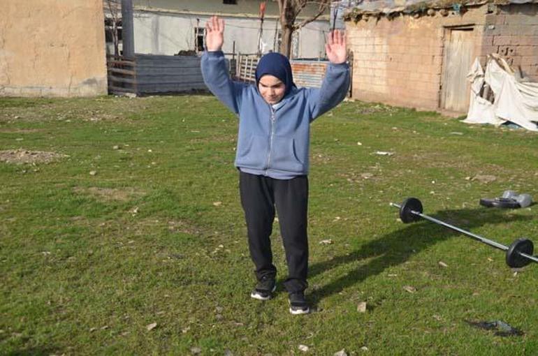 Yeteneği köyde keşfedildi: Günde 600 şınav çekerek hazırlanıyor