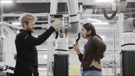 Amazon'un yeni robotu Vulcan, nesneleri dokunarak tanıyabiliyor