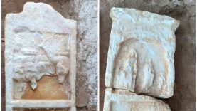 İzmir'de Roma Dönemine Ait Mezar Taşları Bahçede Bulundu