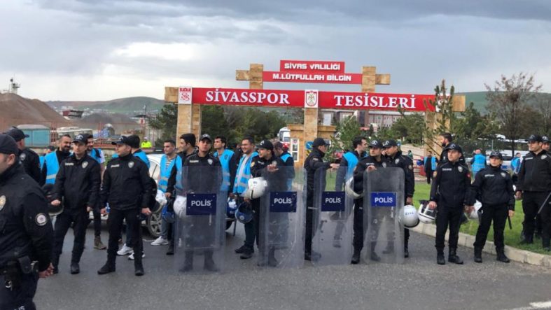 Sivasspor Taraftarları Kulüp Tesislerini Protesto Etti