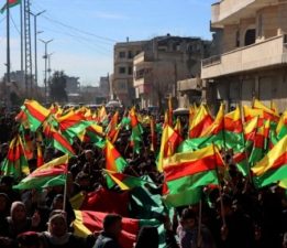 Binlerce Kobanêli devrimin kazanımlarını savunmak için yürüdü