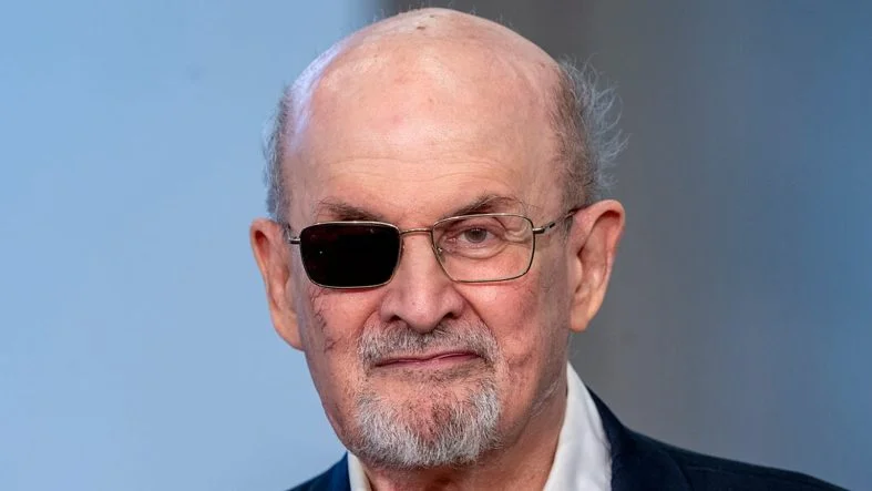 Şeytan Ayetleri” saldırısında yeni hüküm: Yazar Salman Rushdie’yi kör eden saldırgan terörden suçlu bulundu