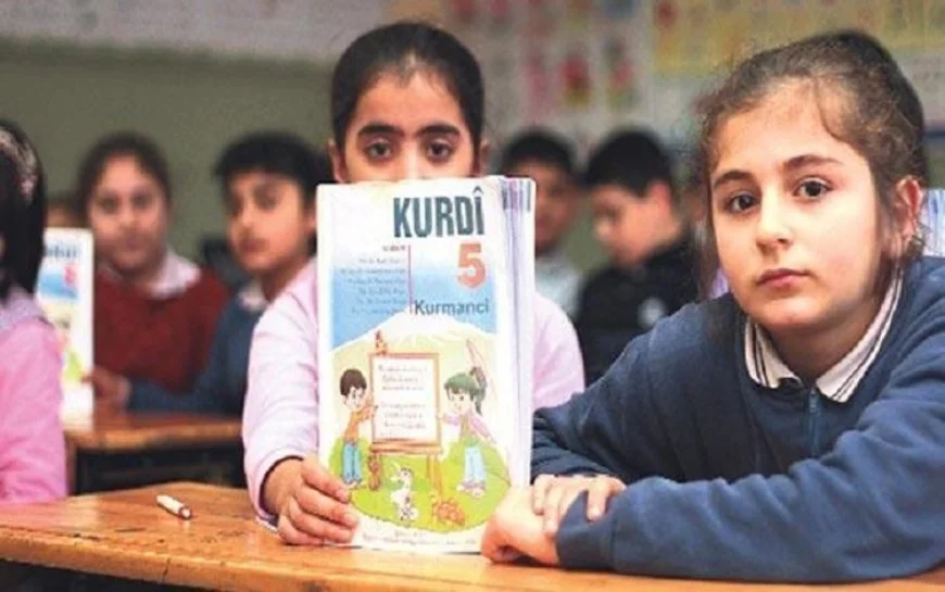 Kürtçe ikinci dil oldu” denilmişti: Rojava’da şimdi haftada üç saatlik Kürtçe kararına karşı sokaklara çıkıldı